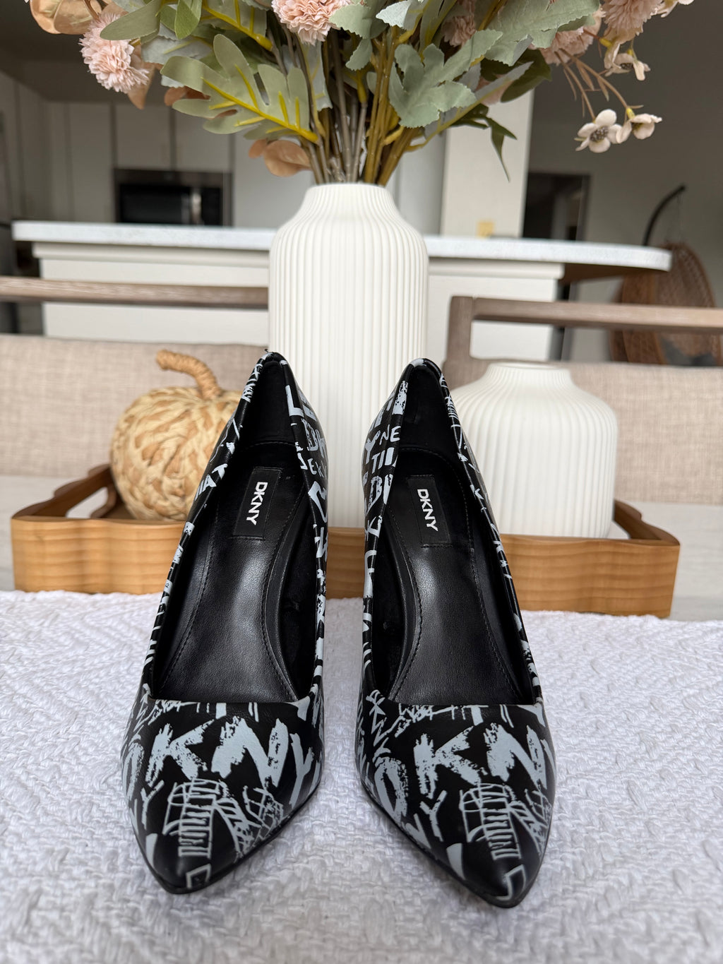 Tacones DKNY negros estampados