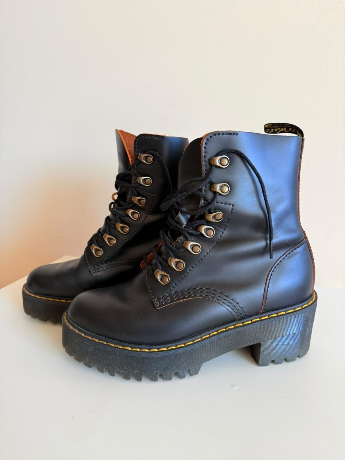 Botas Dr. Martens negras con plataforma