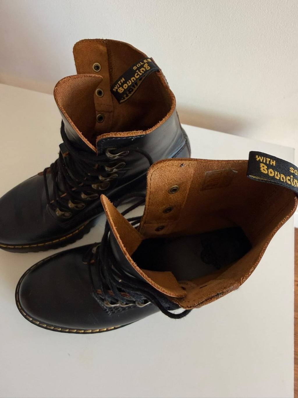 Botas Dr. Martens negras con plataforma