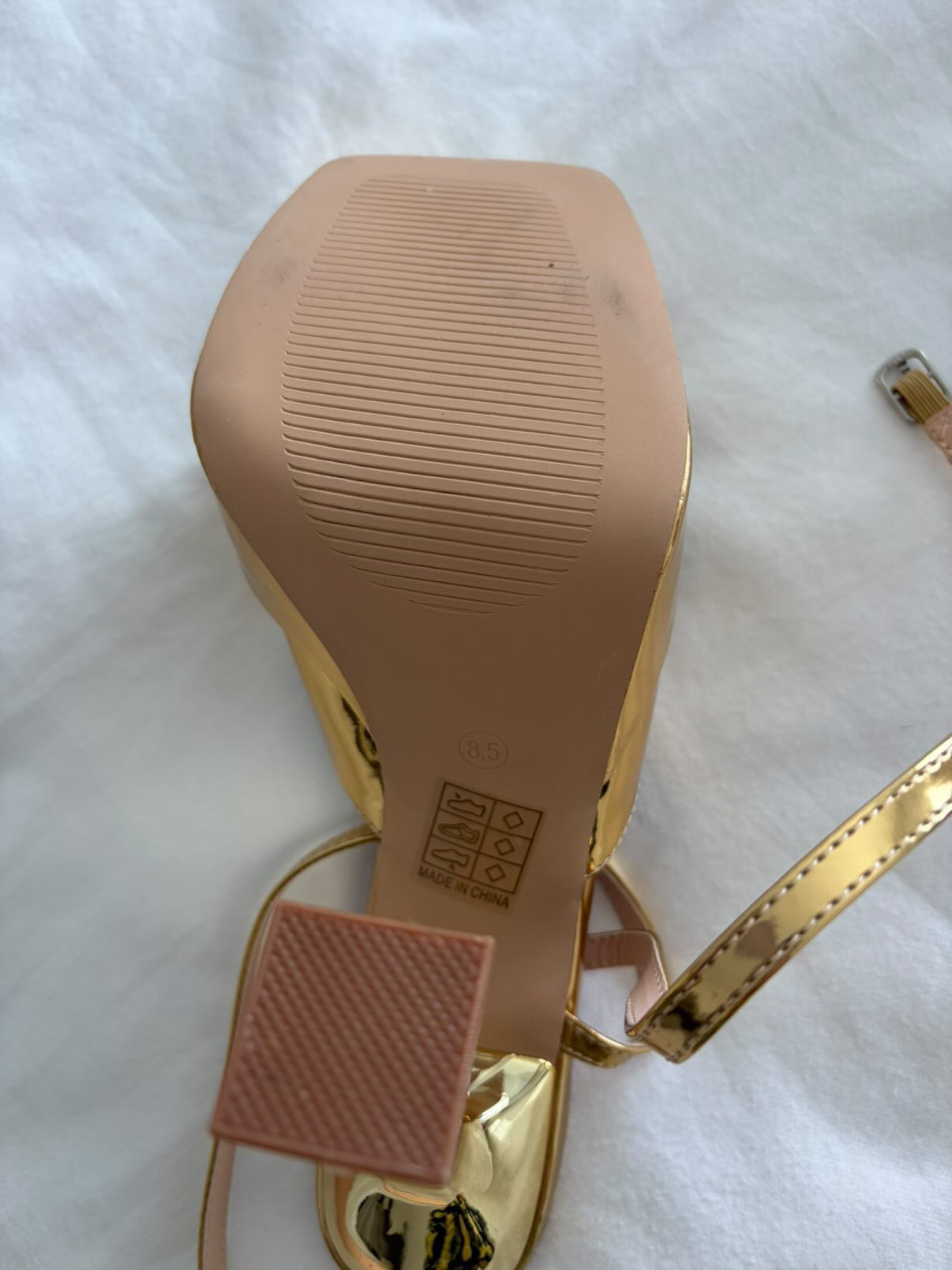 NUEVO Tacones dorados