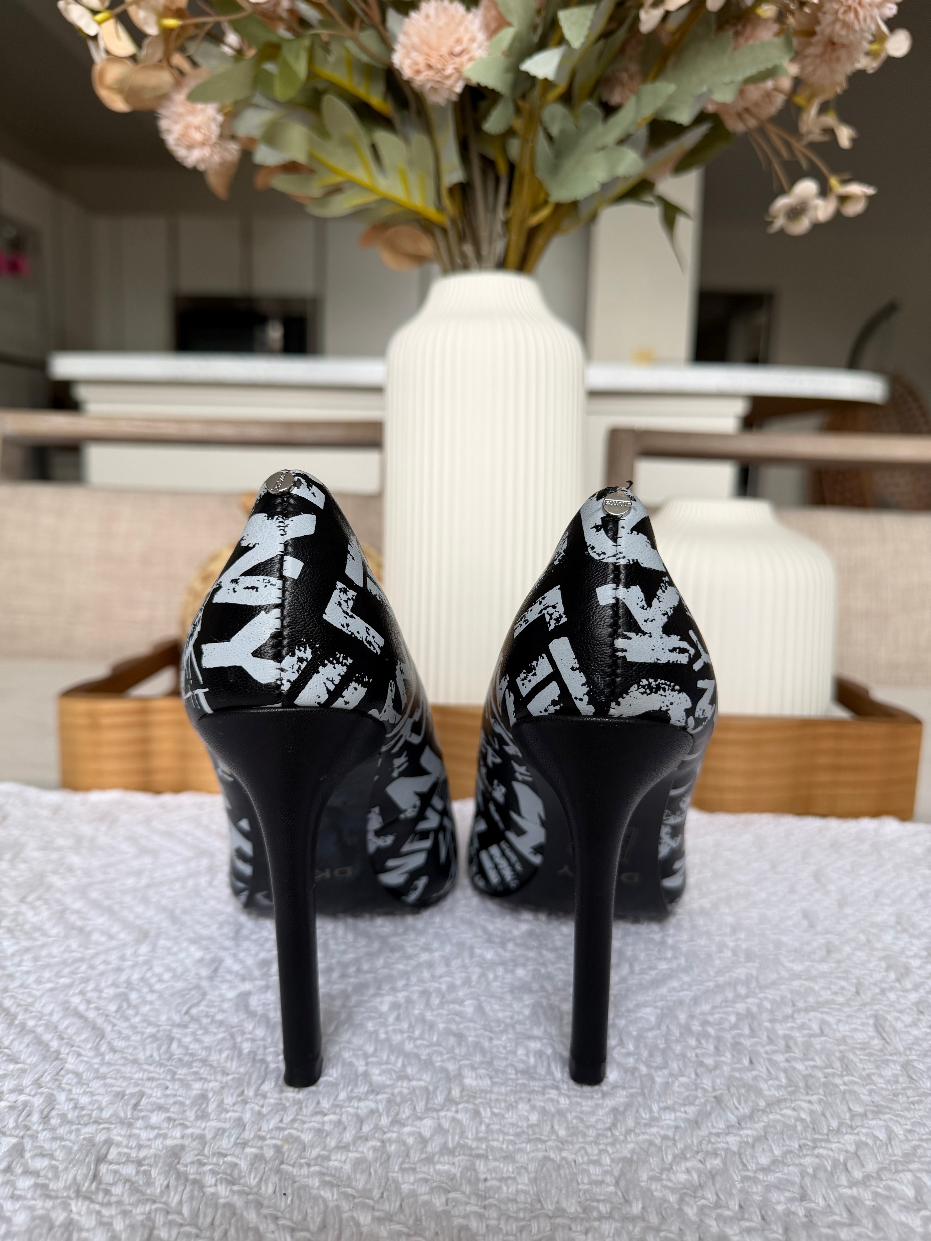 Tacones DKNY negros estampados