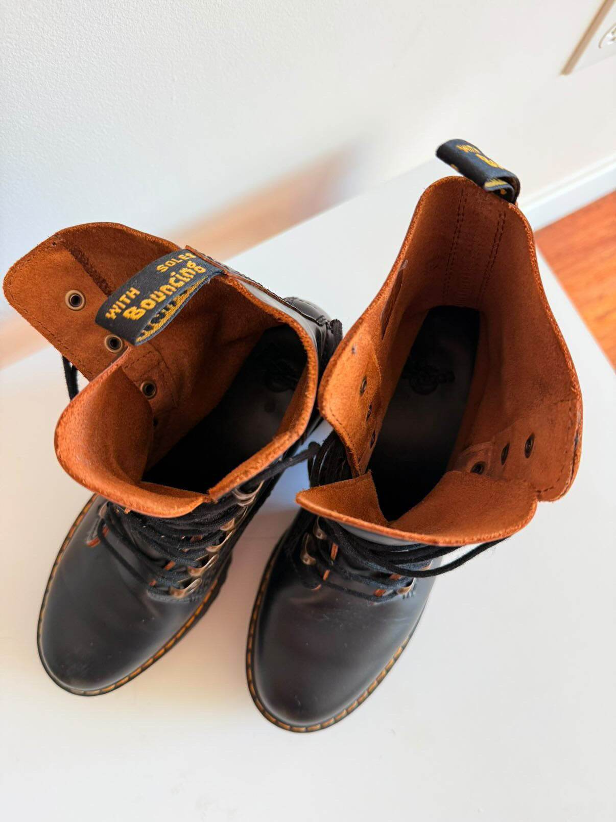 Botas Dr. Martens negras con plataforma