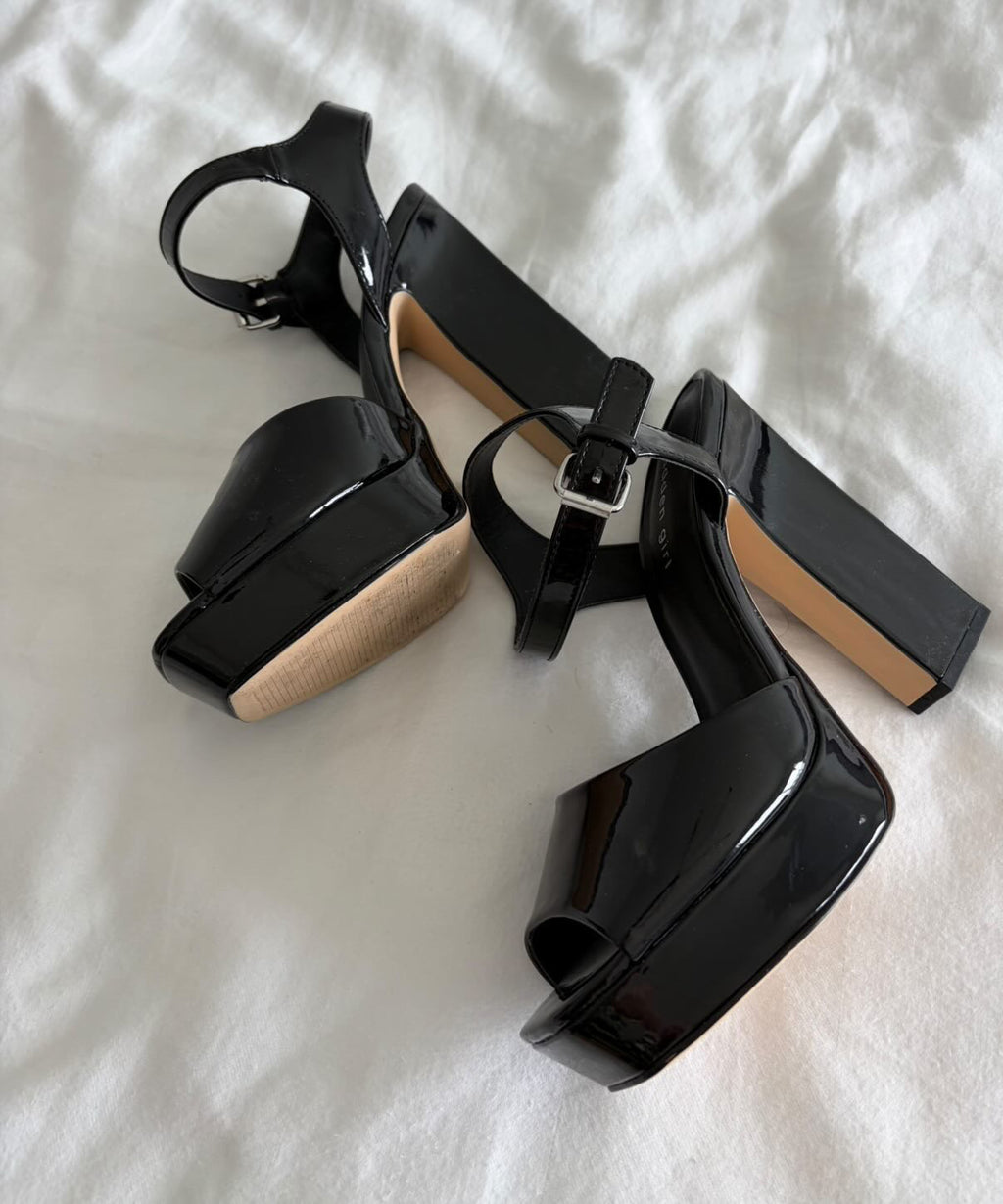 Tacones negros