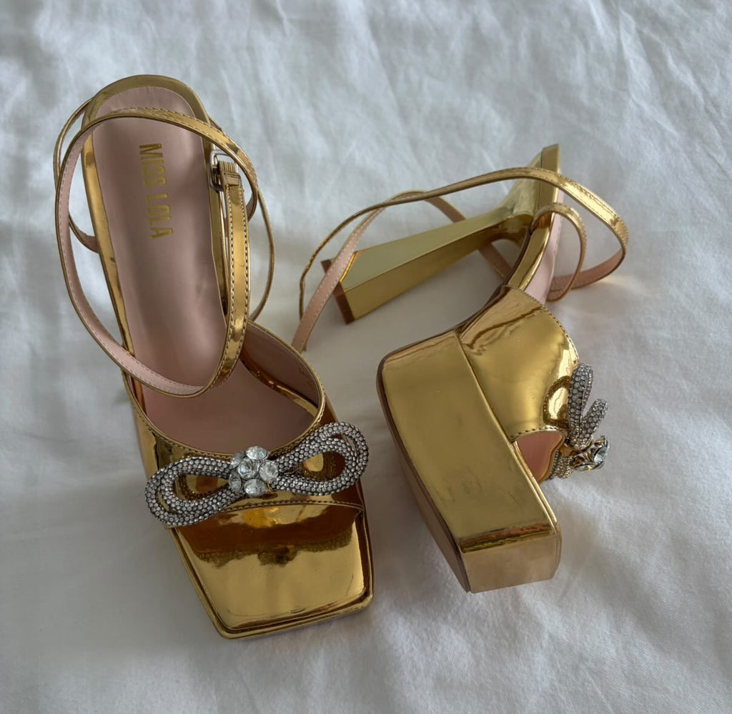 NUEVO Tacones dorados