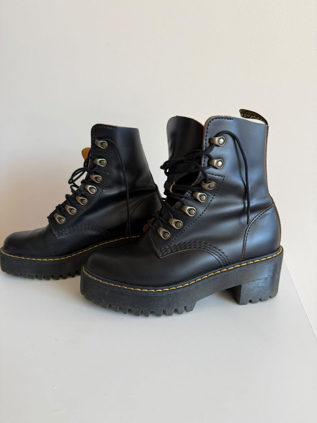 Botas Dr. Martens negras con plataforma