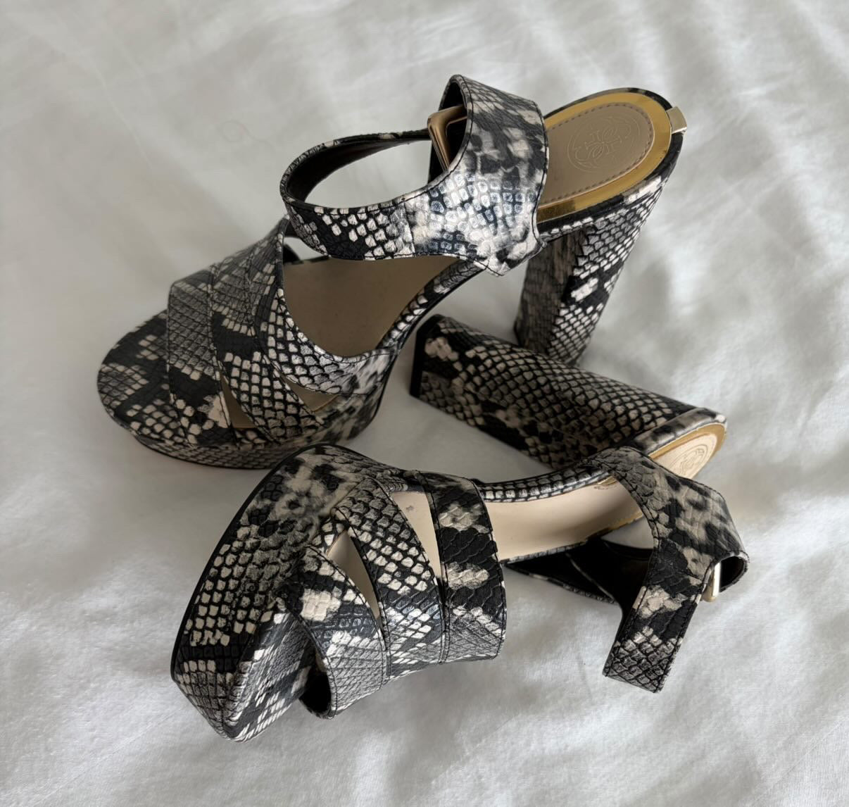 NUEVO Tacones estampado de serpiente