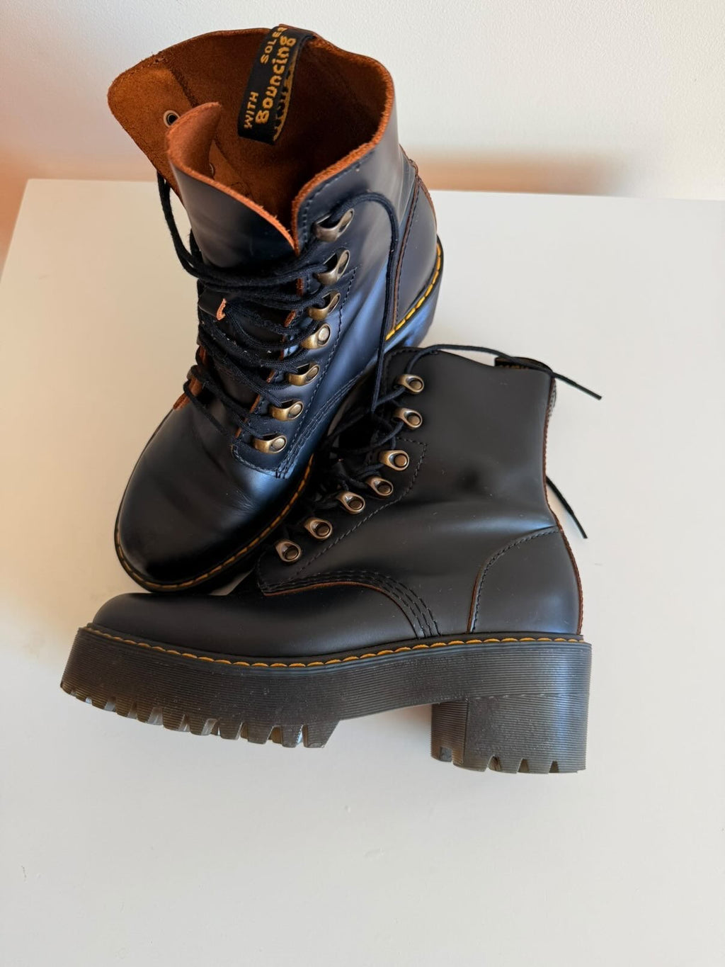 Botas Dr. Martens negras con plataforma