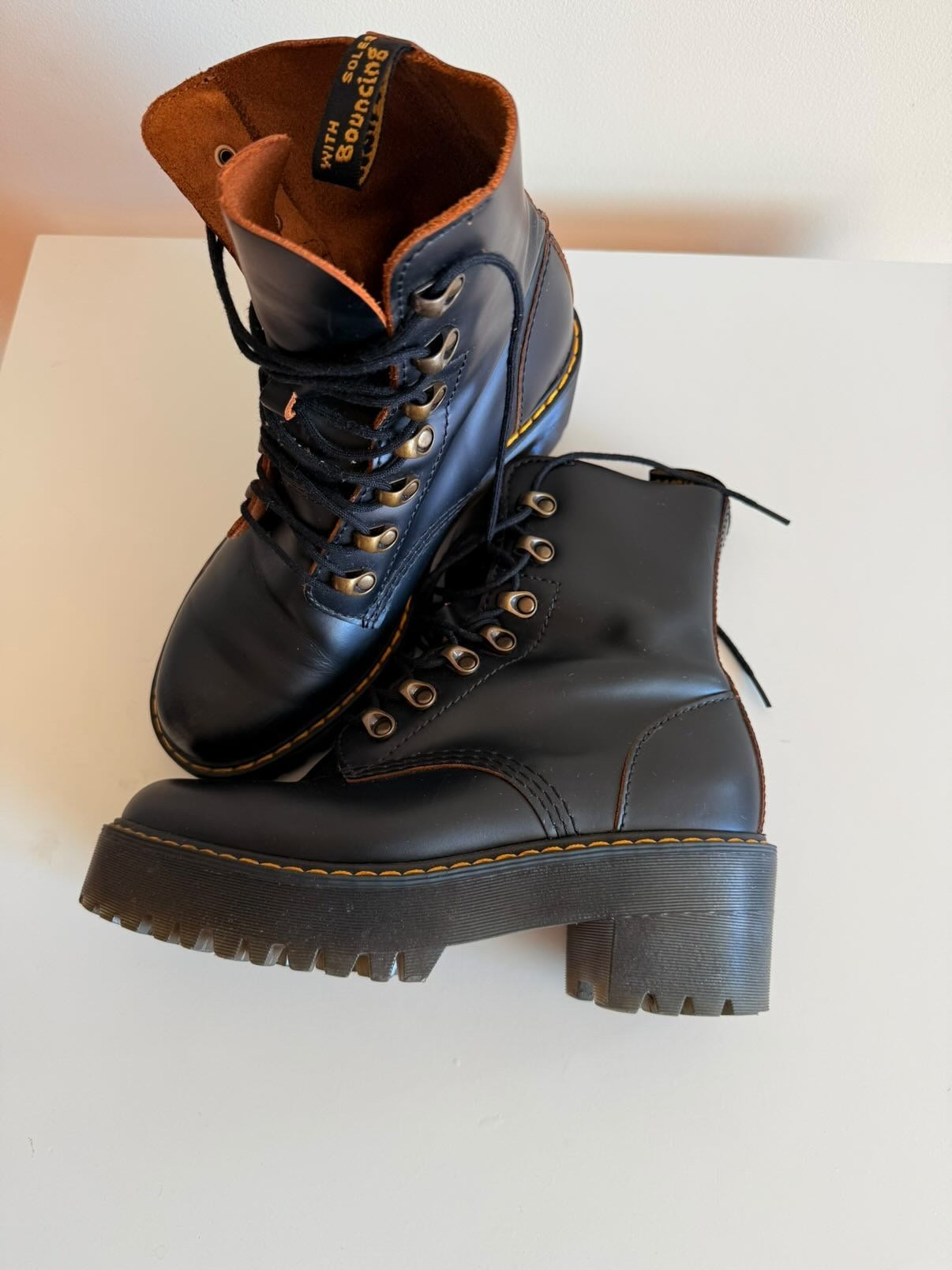 Botas Dr. Martens negras con plataforma