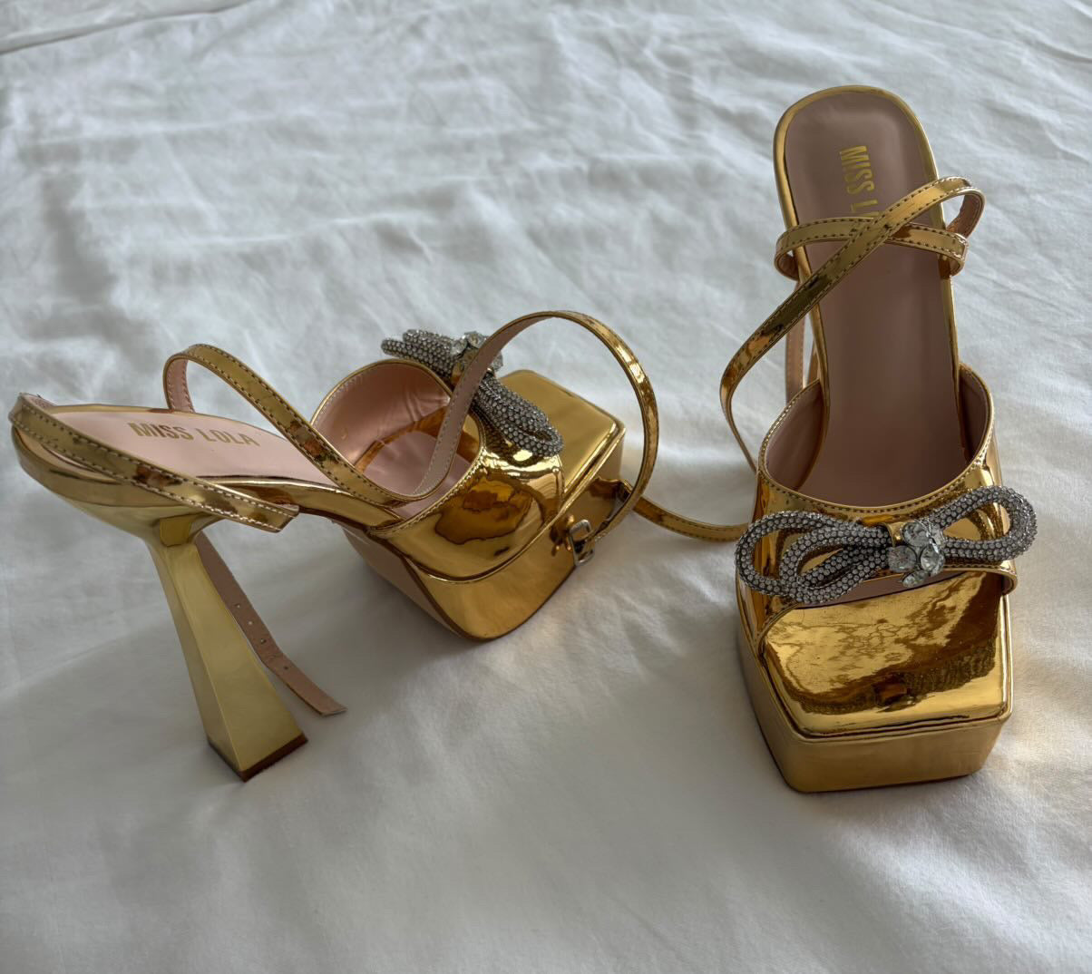 NUEVO Tacones dorados