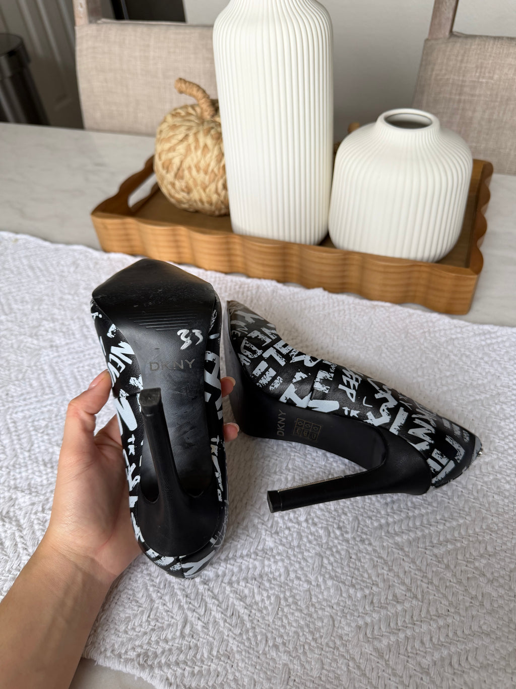 Tacones DKNY negros estampados