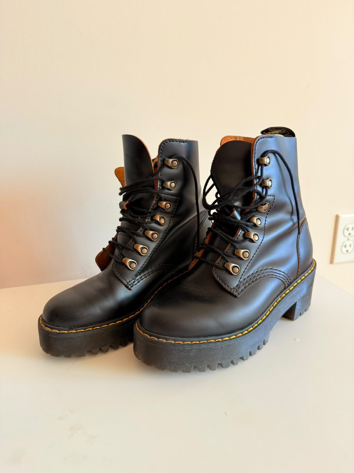Botas Dr. Martens negras con plataforma